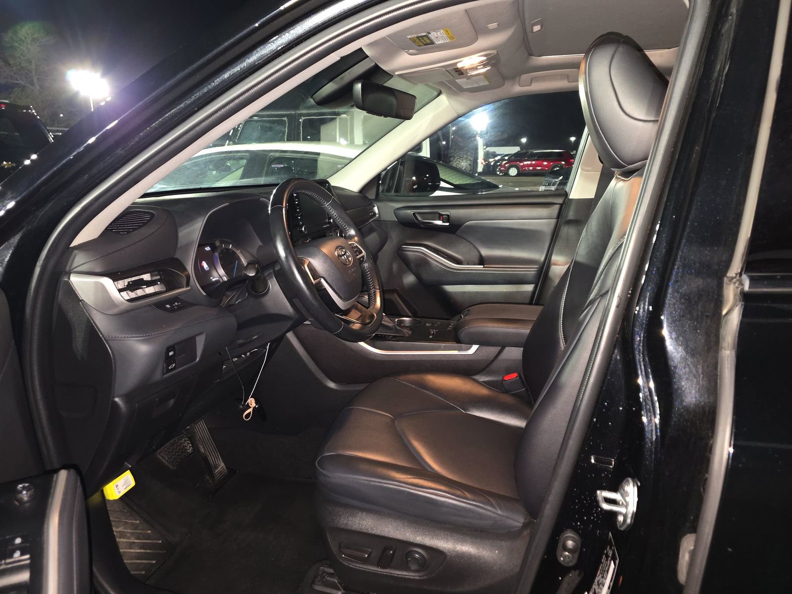 Used 2022 Toyota Highlander XLE image 13