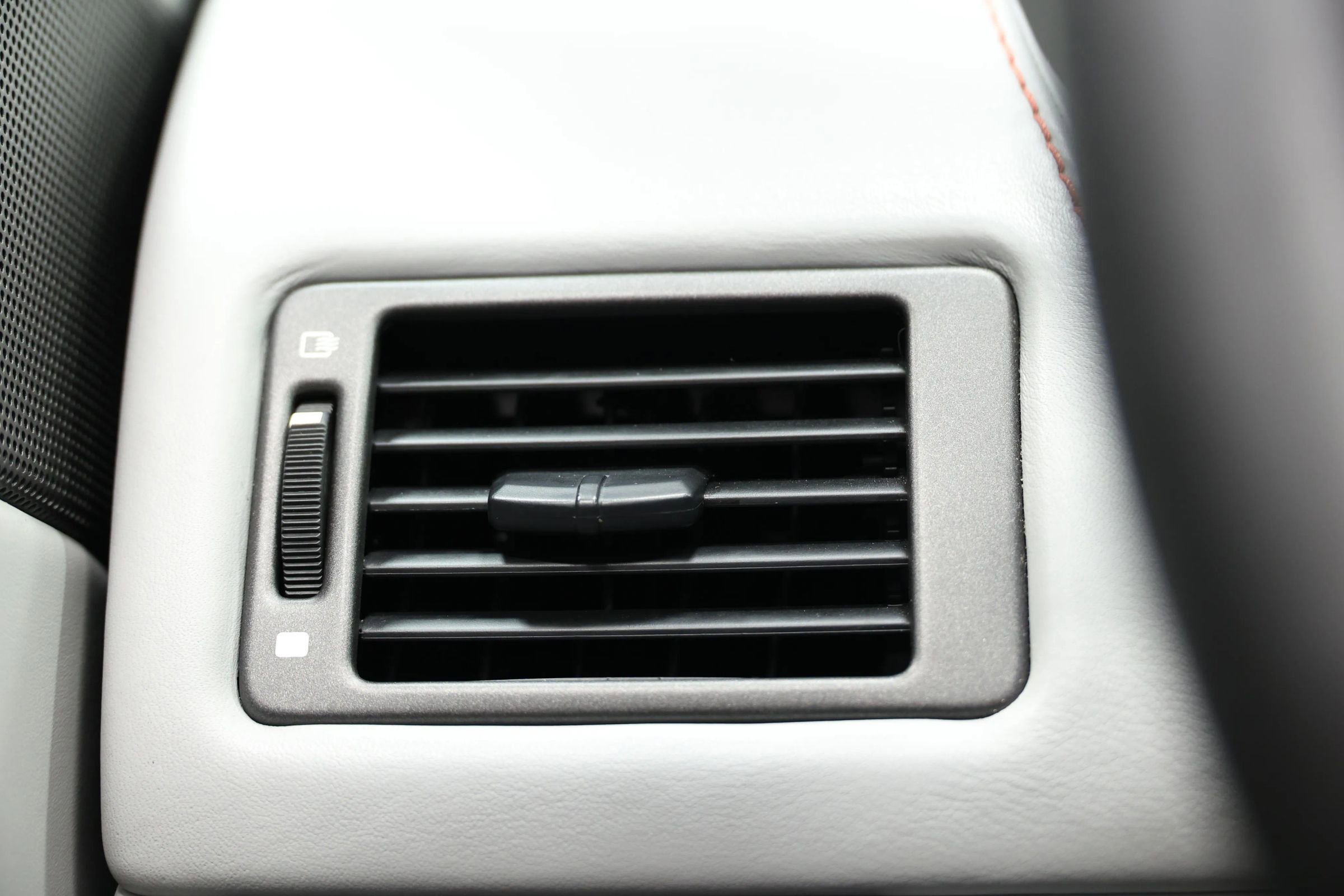 Used 2016 Aston Martin V8 Vantage GT RWD image 22