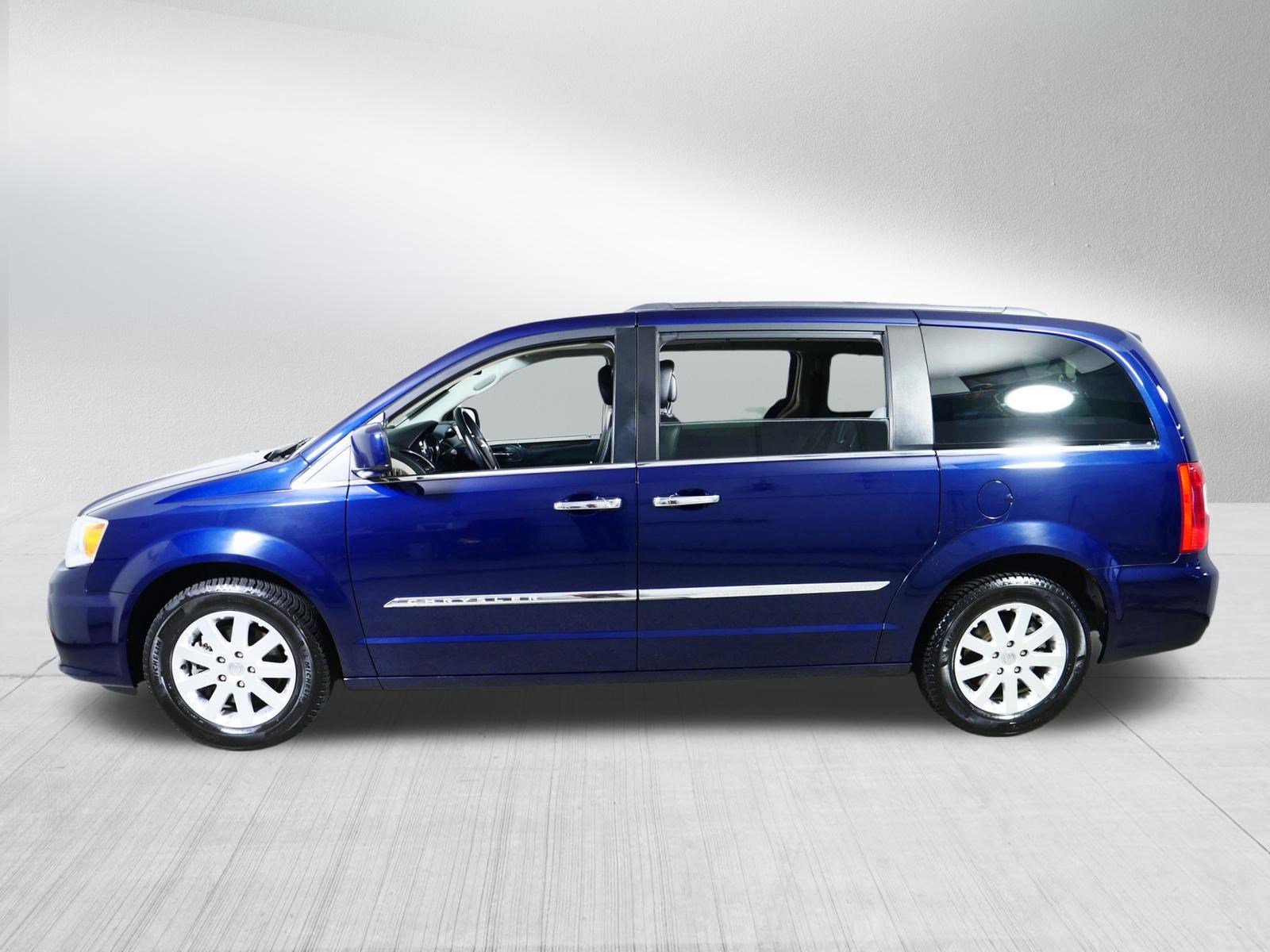 Used 2015 Chrysler Town & Country Touring w/ Driver Convenience Group FWD image 4