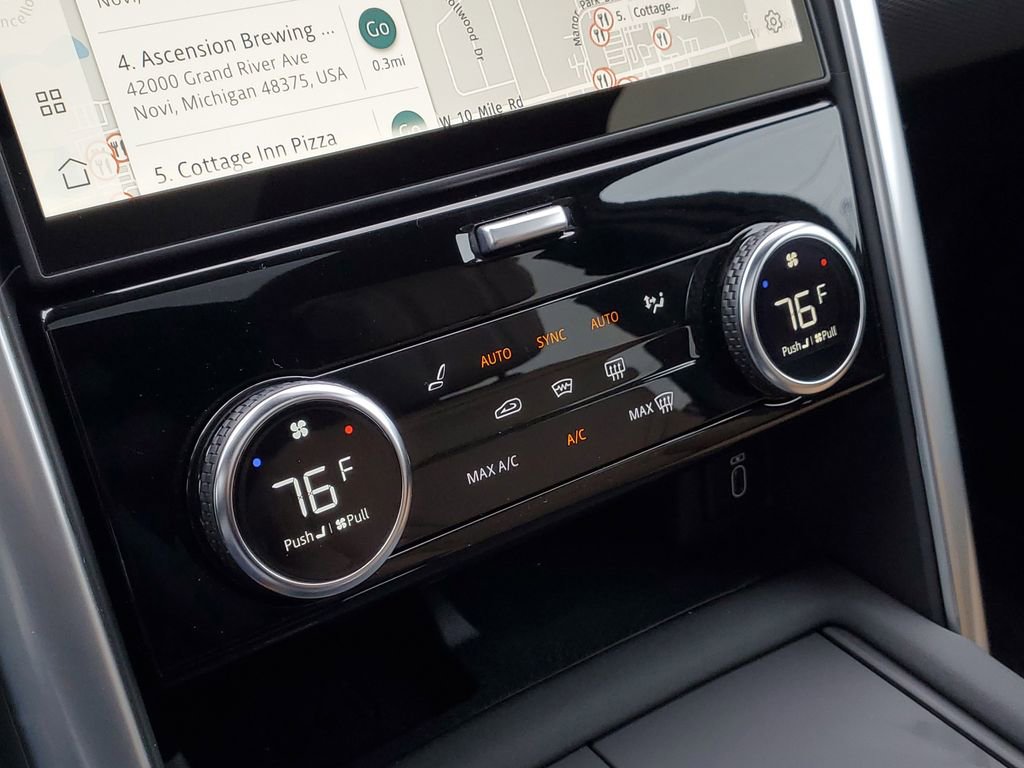 New 2026 Land Rover Discovery Dynamic SE image 22