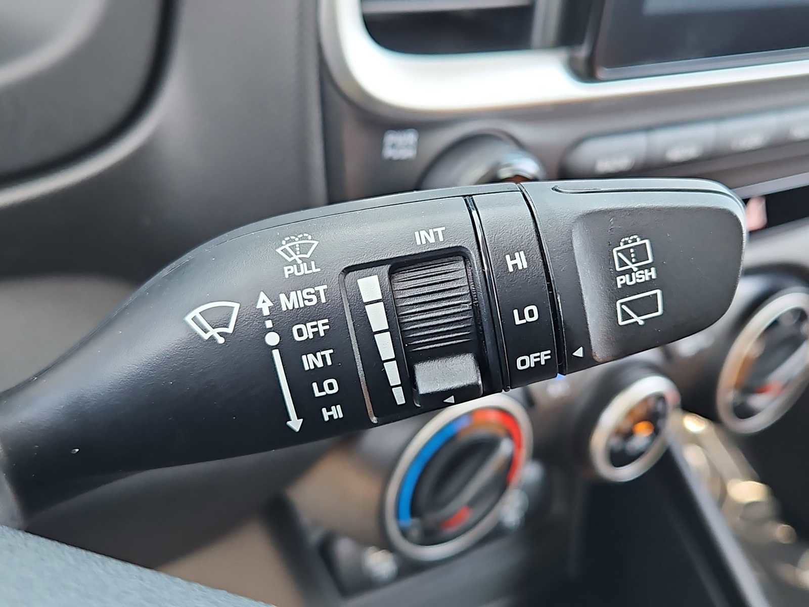 Certified 2025 Hyundai Venue SE image 25