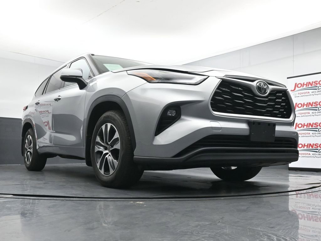 Used 2022 Toyota Highlander XLE AWD/4WD image 35