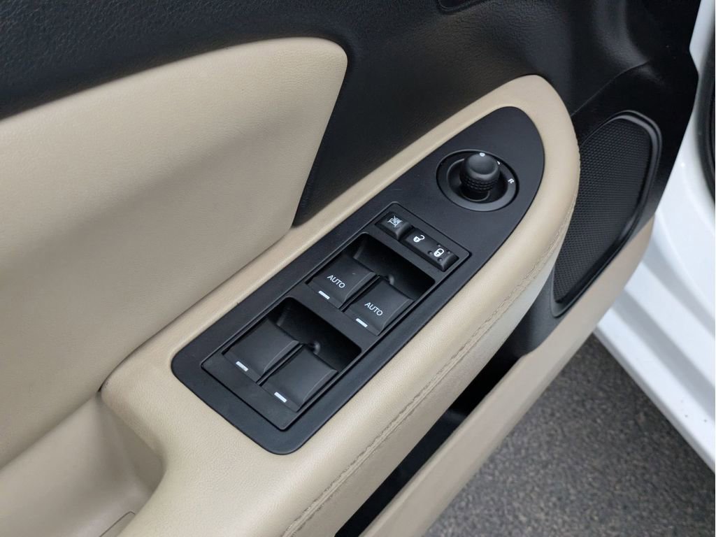 Used 2011 Chrysler 200 Limited FWD image 12