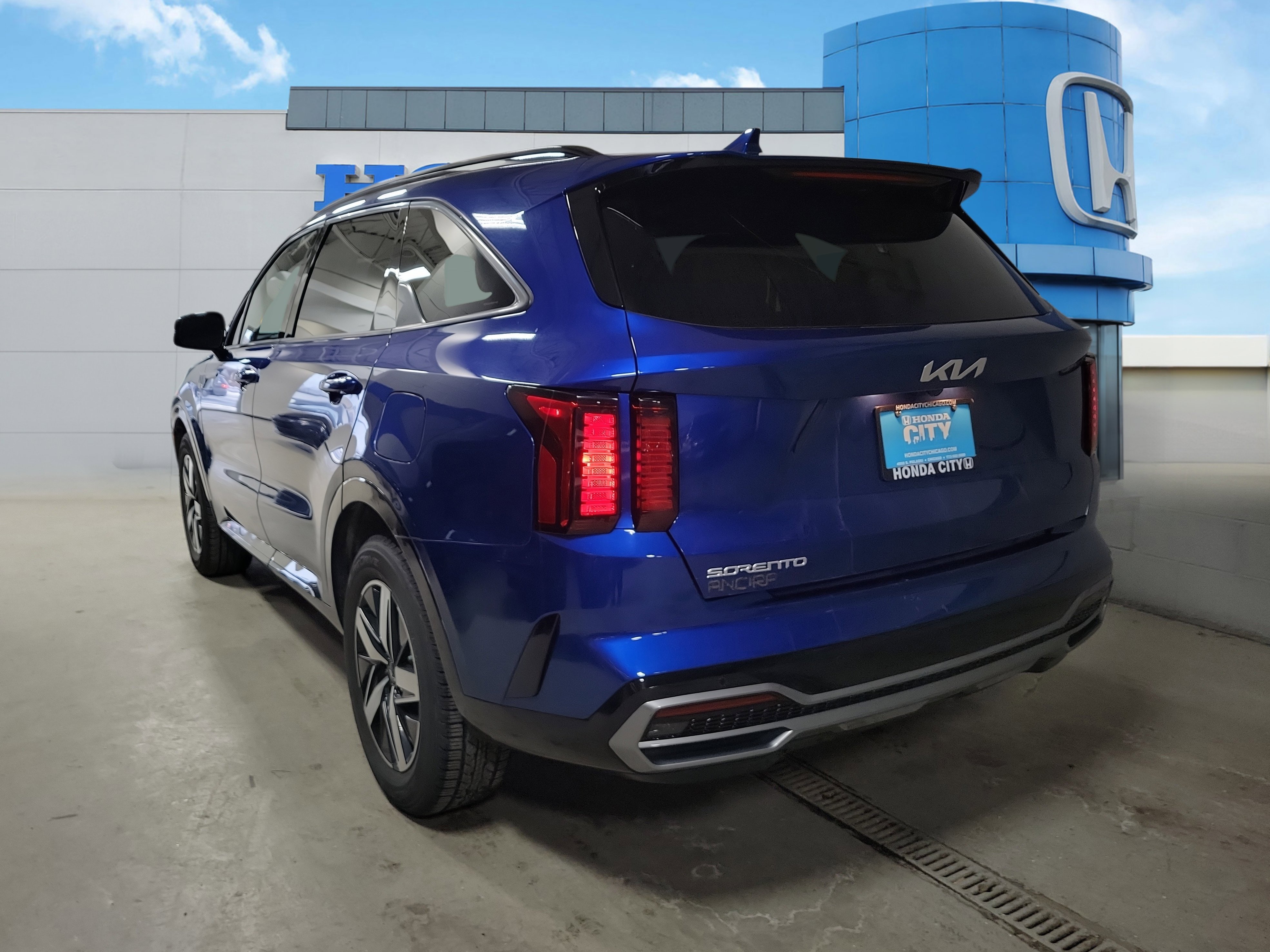 Used 2023 Kia Sorento S image 4