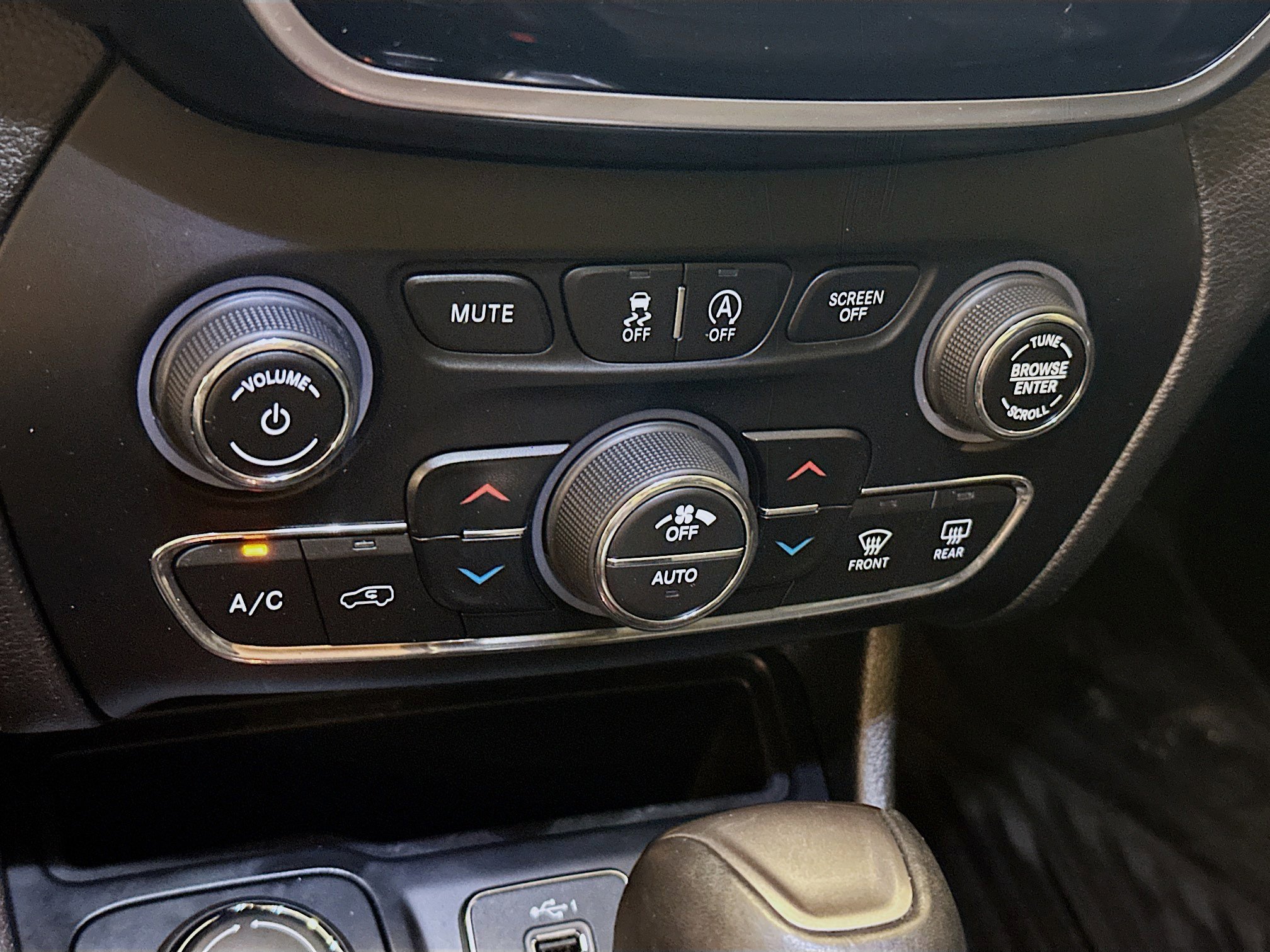 Used 2019 Jeep Cherokee Overland image 24