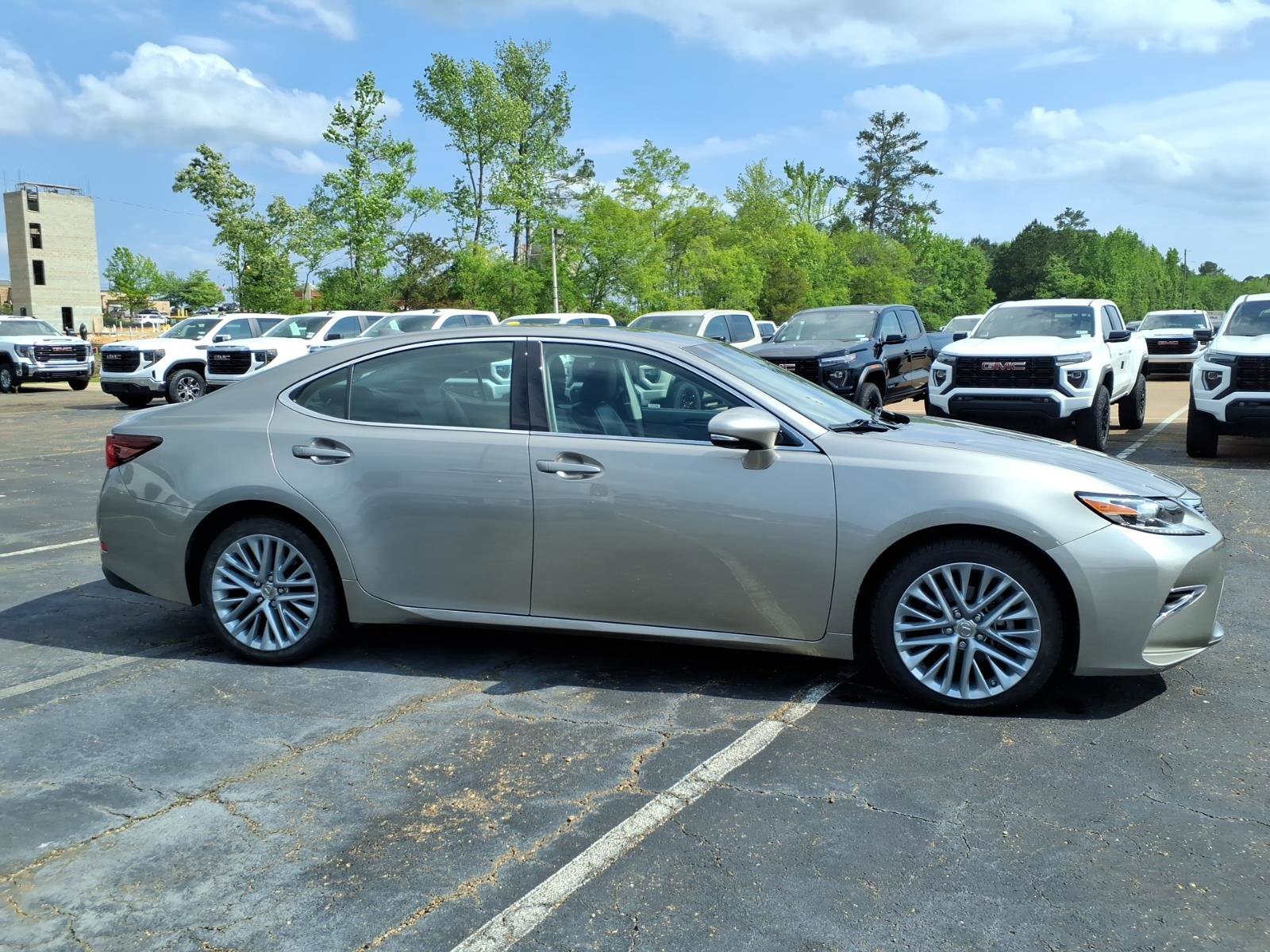 Used 2016 Lexus ES 350 w/ Luxury Package w/Wood Trim FWD image 3