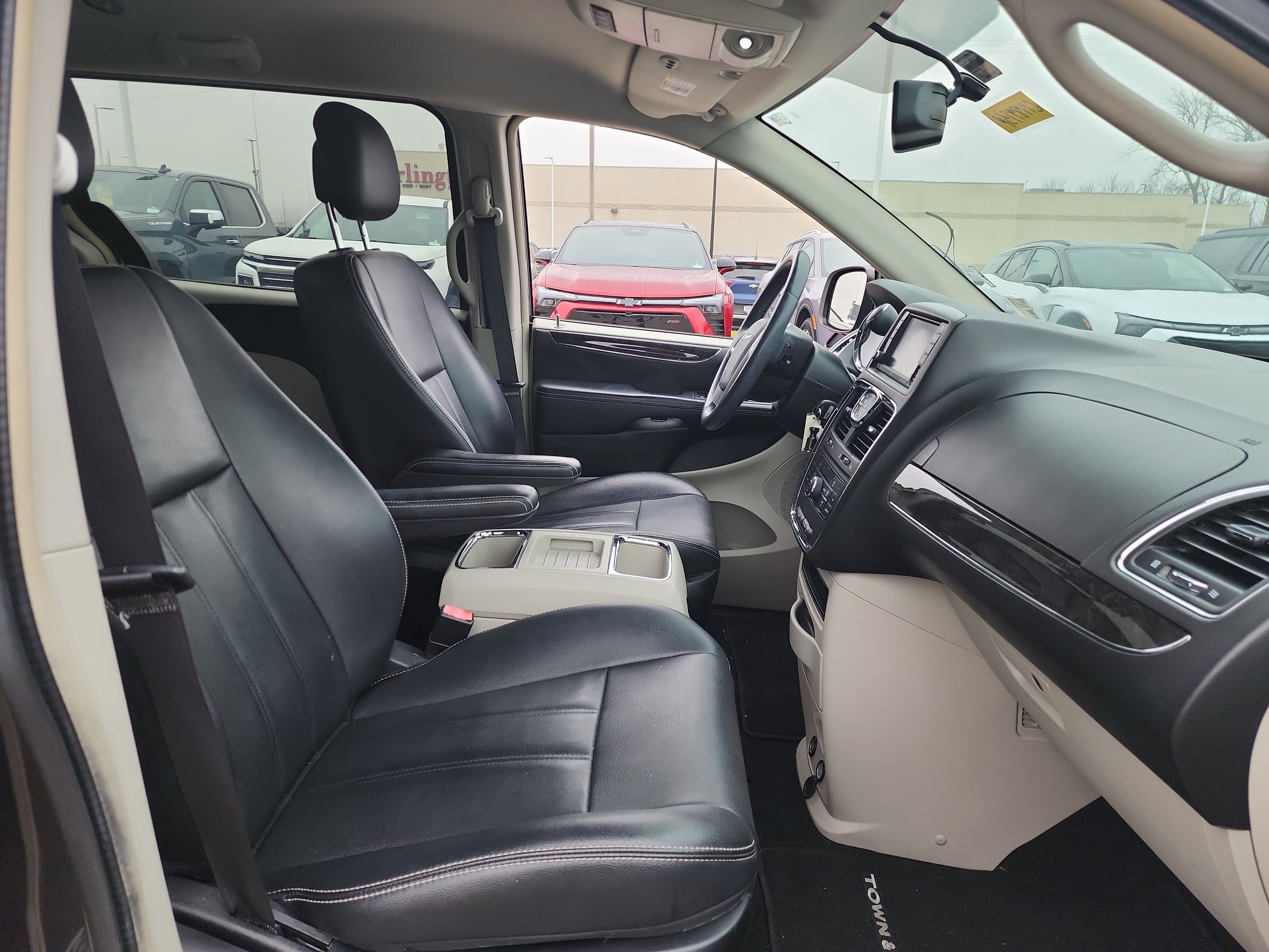 Used 2016 Chrysler Town & Country Touring image 9