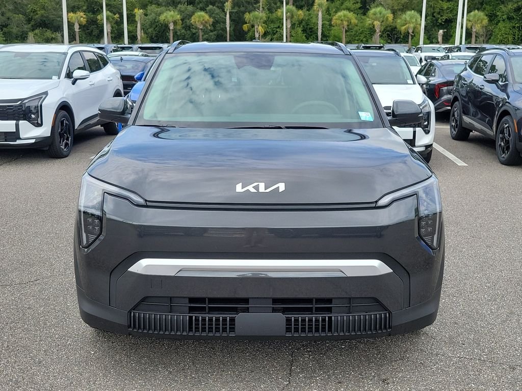 New 2027 Kia EV3 Wind FWD image 2