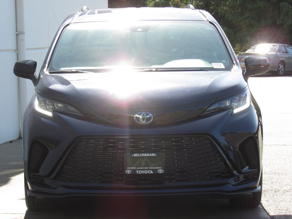Used 2025 Toyota Sienna XSE AWD/4WD image 3