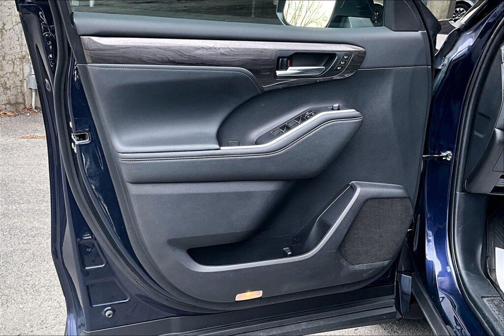 Used 2023 Toyota Highlander Limited image 13