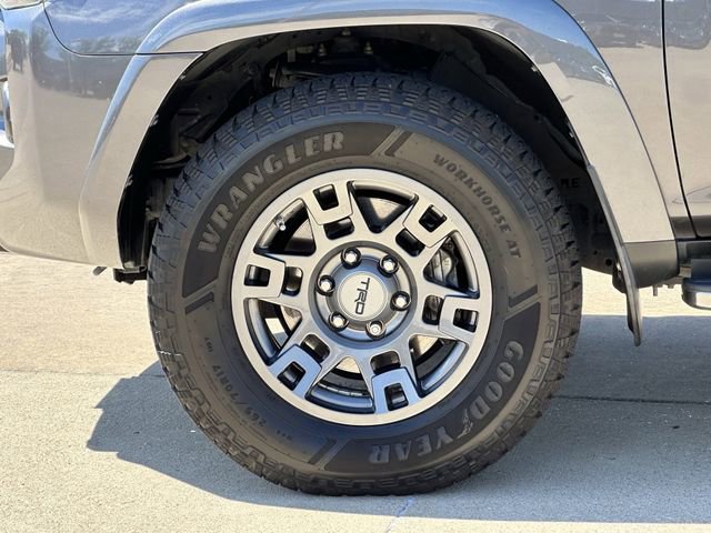 Used 2020 Toyota 4Runner Venture w/ Moonroof Package image 9