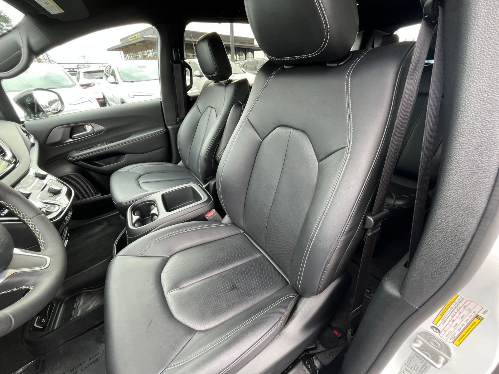 Used 2025 Chrysler Pacifica Select image 39