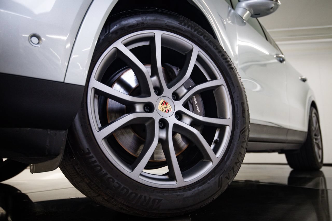 Certified 2024 Porsche Cayenne Coupe AWD/4WD image 12