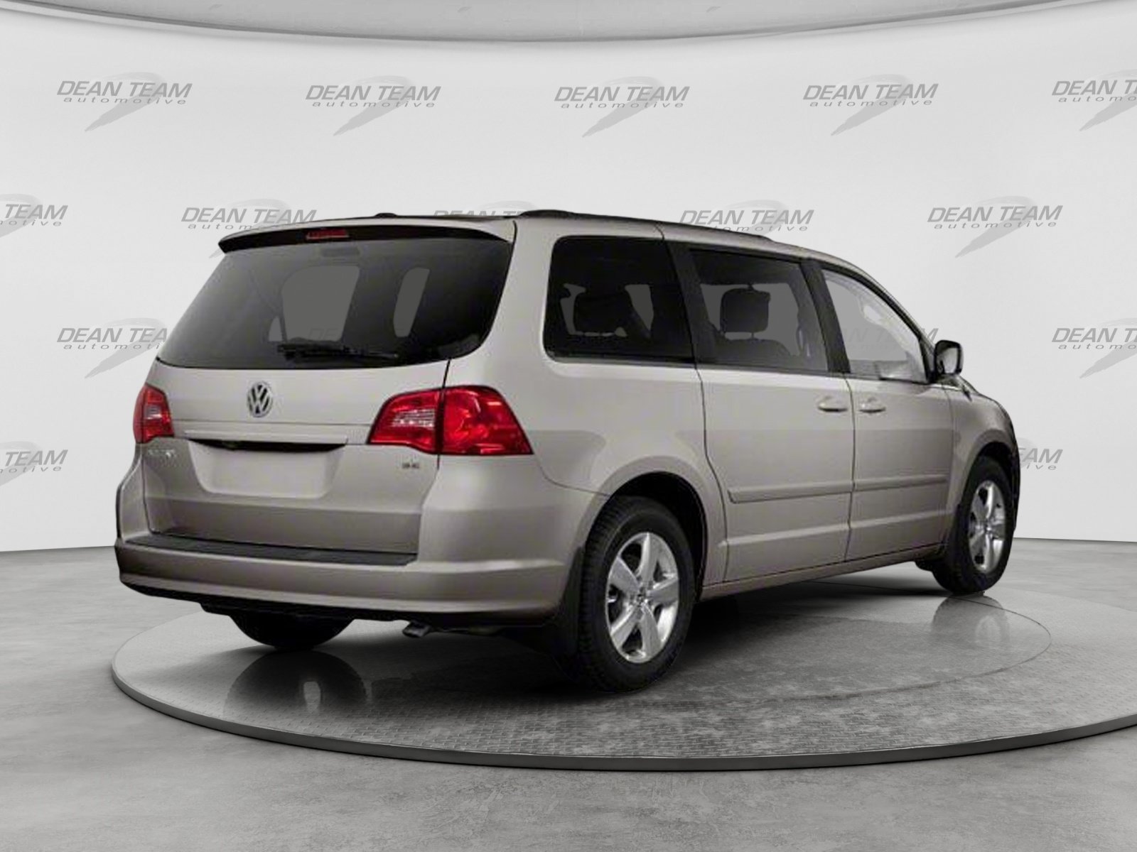 Used 2010 Volkswagen Routan SE FWD image 2