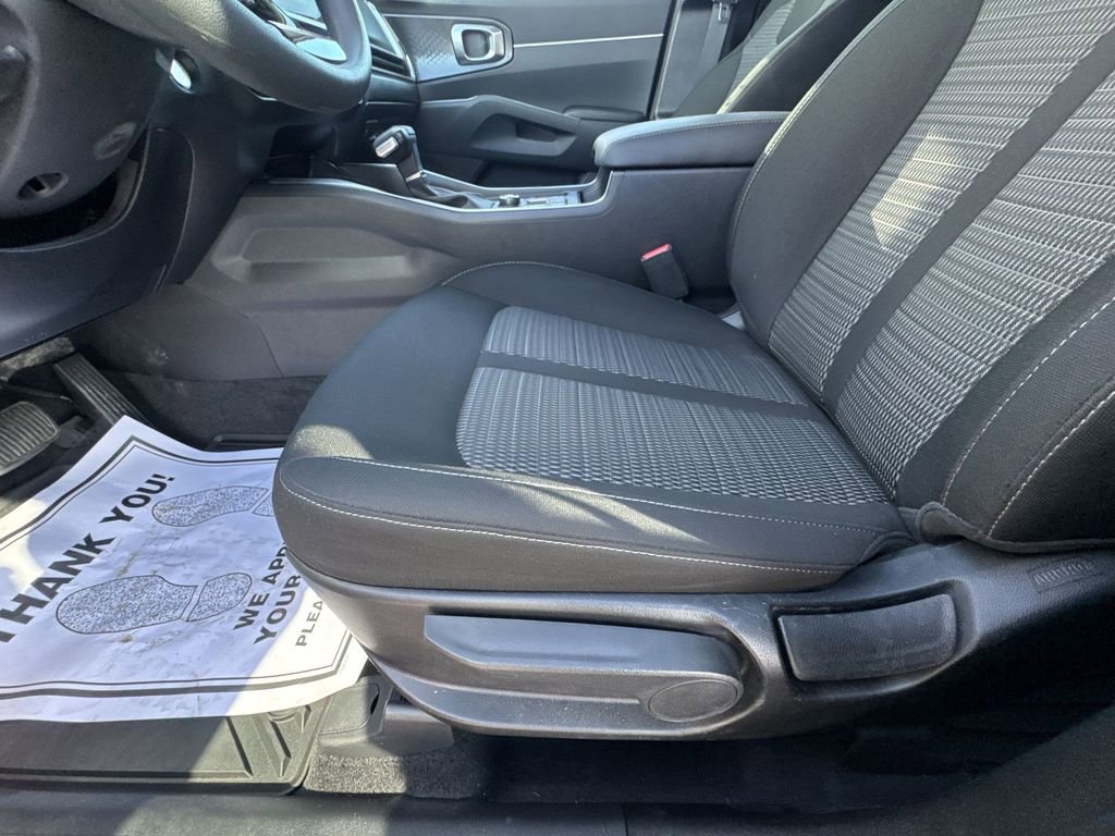 Used 2025 Kia Sorento LX image 12