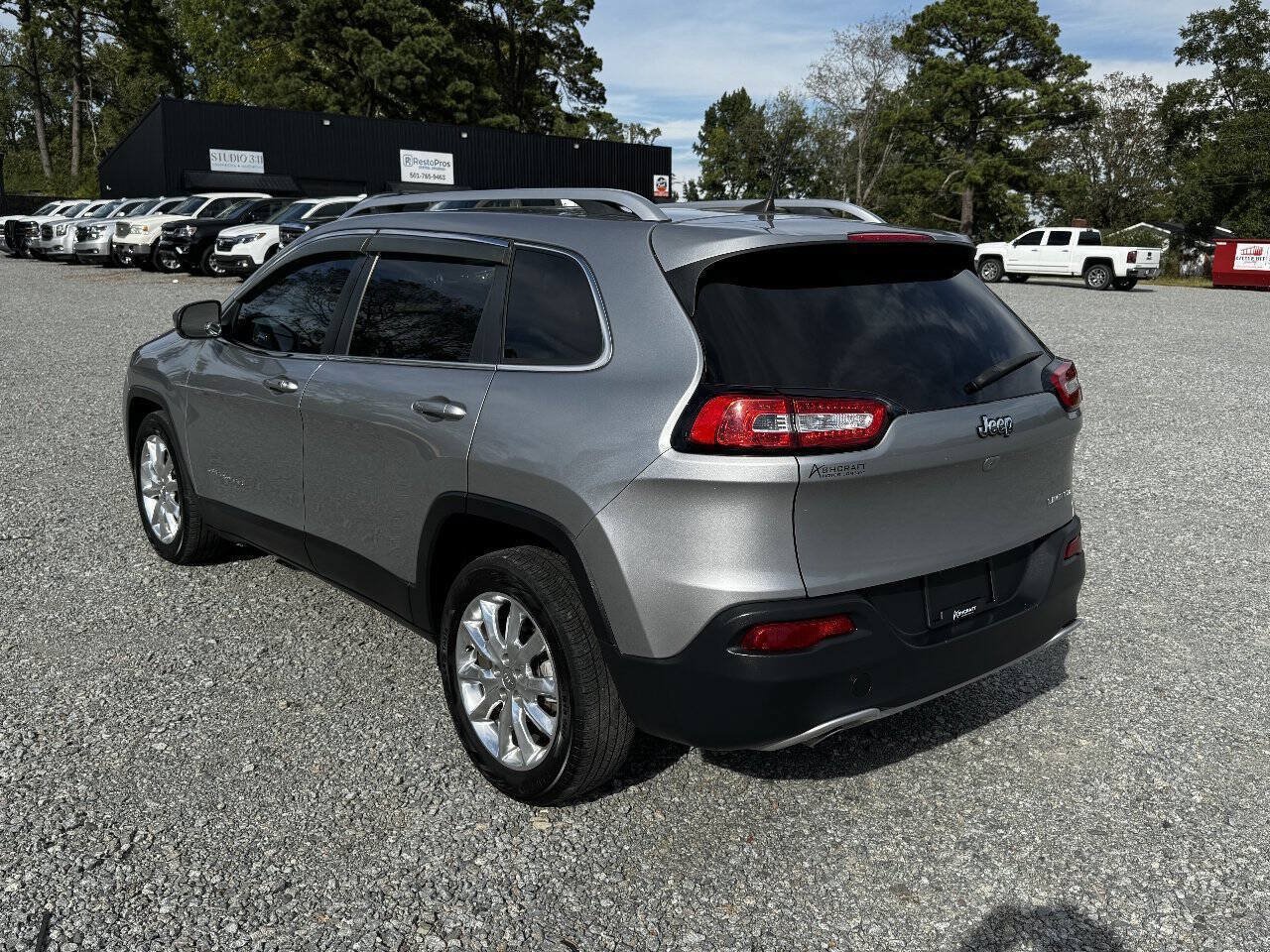 Used 2017 Jeep Cherokee Limited FWD image 9
