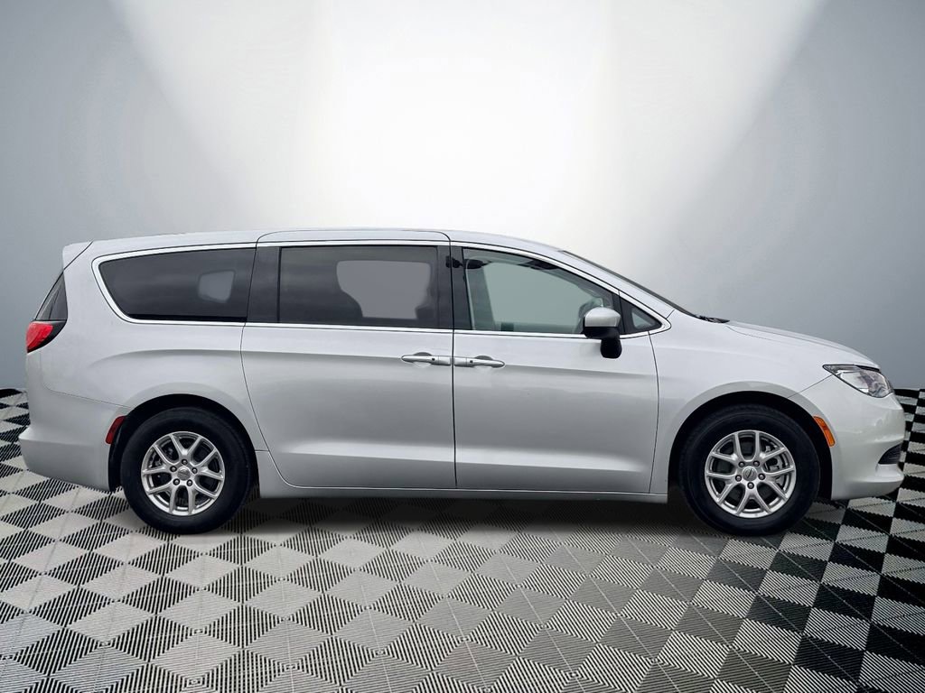 Used 2023 Chrysler Voyager LX image 5
