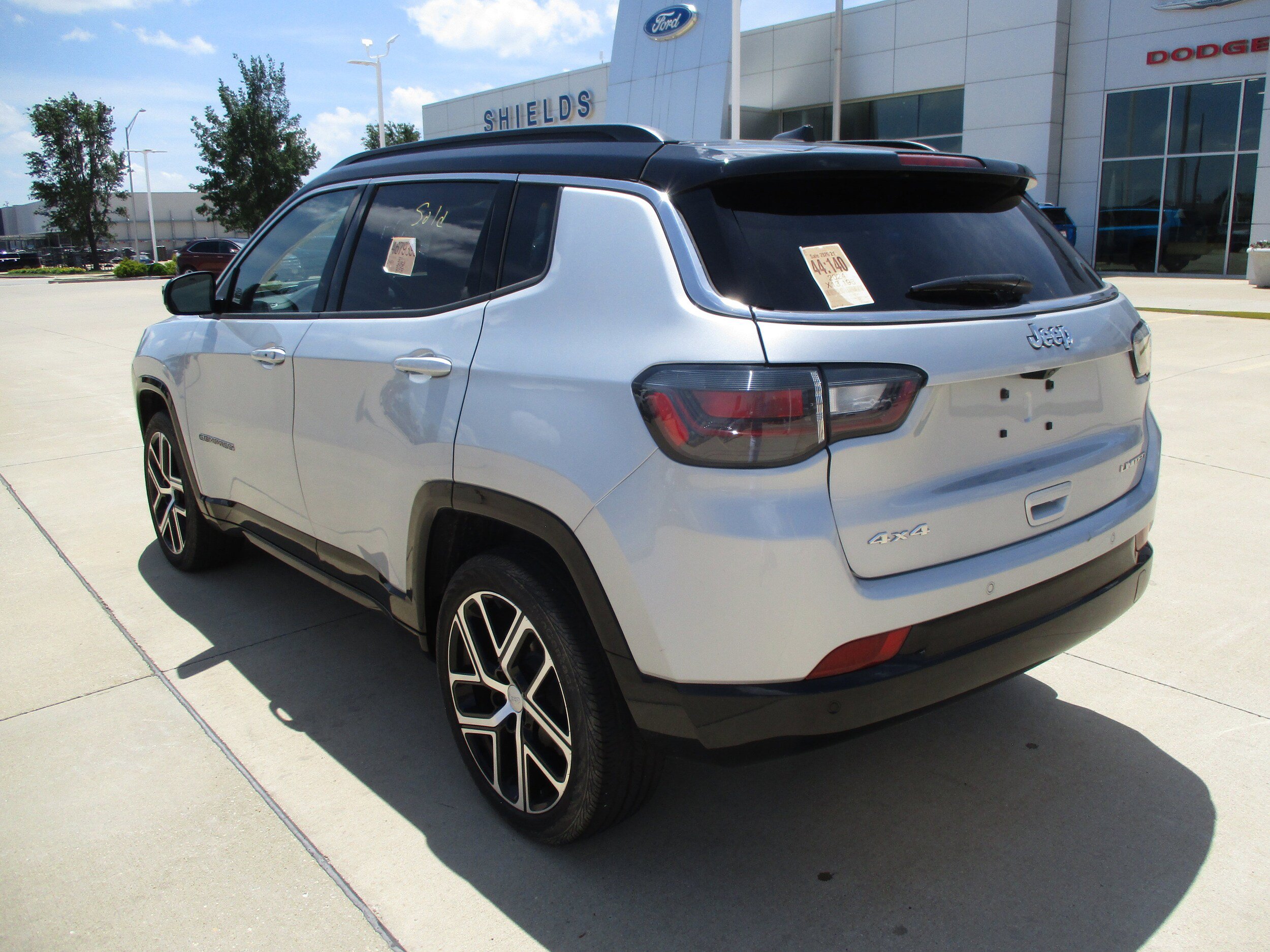 Used 2024 Jeep Compass Limited w/ Elite Group AWD/4WD image 4