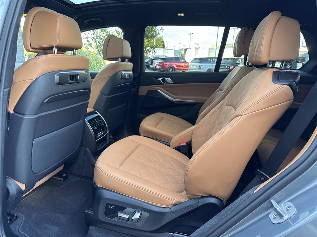 Used 2025 BMW X7 xDrive40i w/ M Sport Package image 15