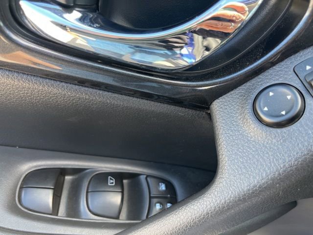 Used 2018 Nissan Rogue S image 14