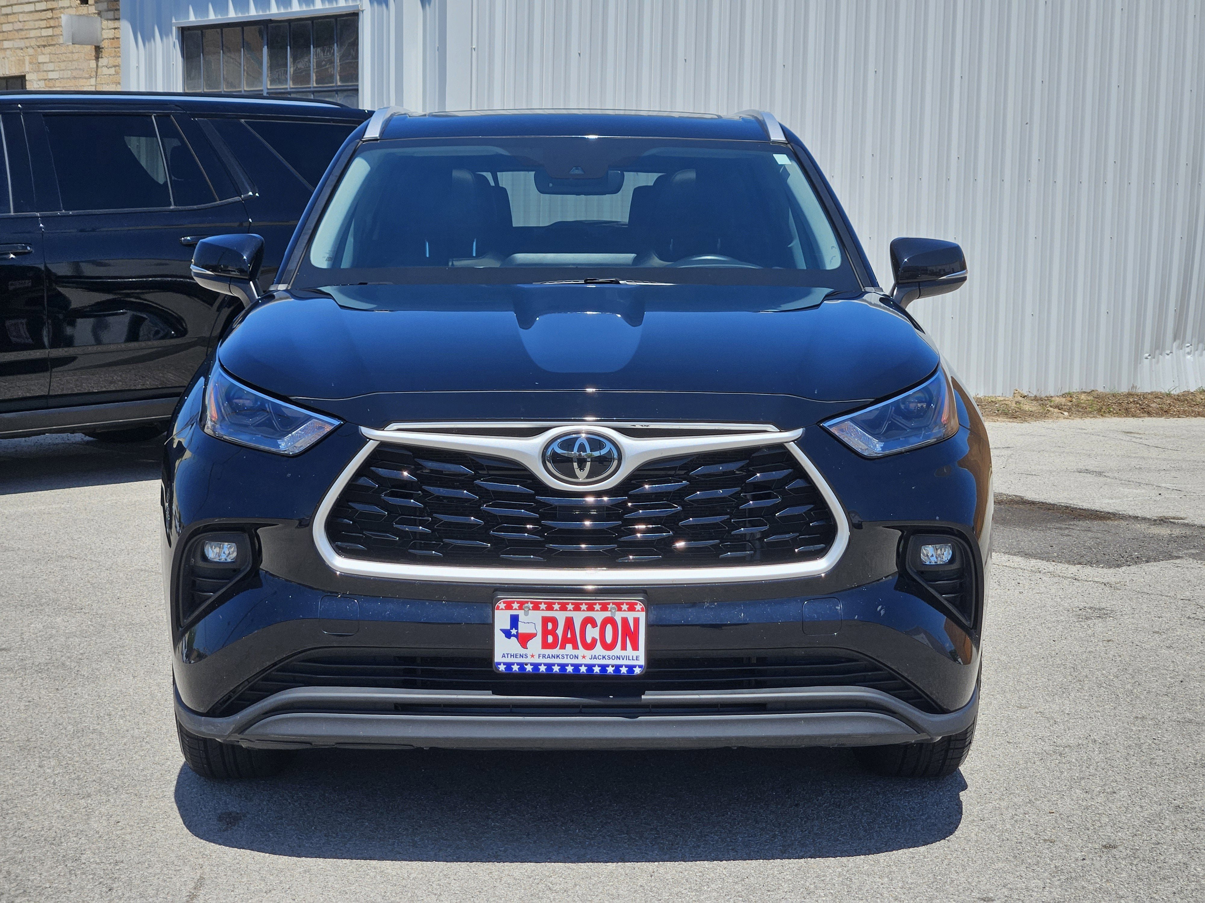 Used 2023 Toyota Highlander XLE FWD image 2
