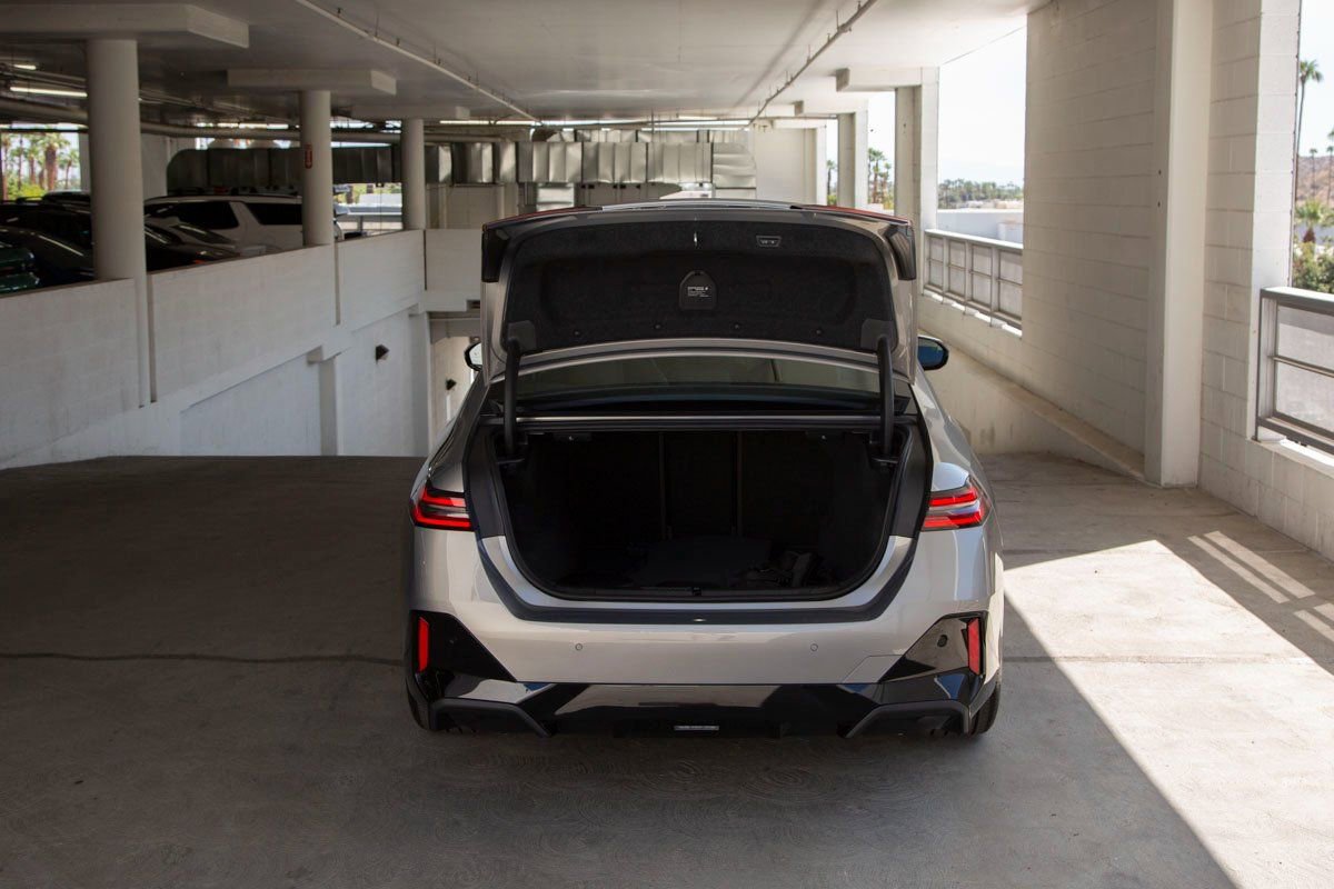 Used 2026 BMW 550e xDrive w/ Premium Package AWD/4WD image 24