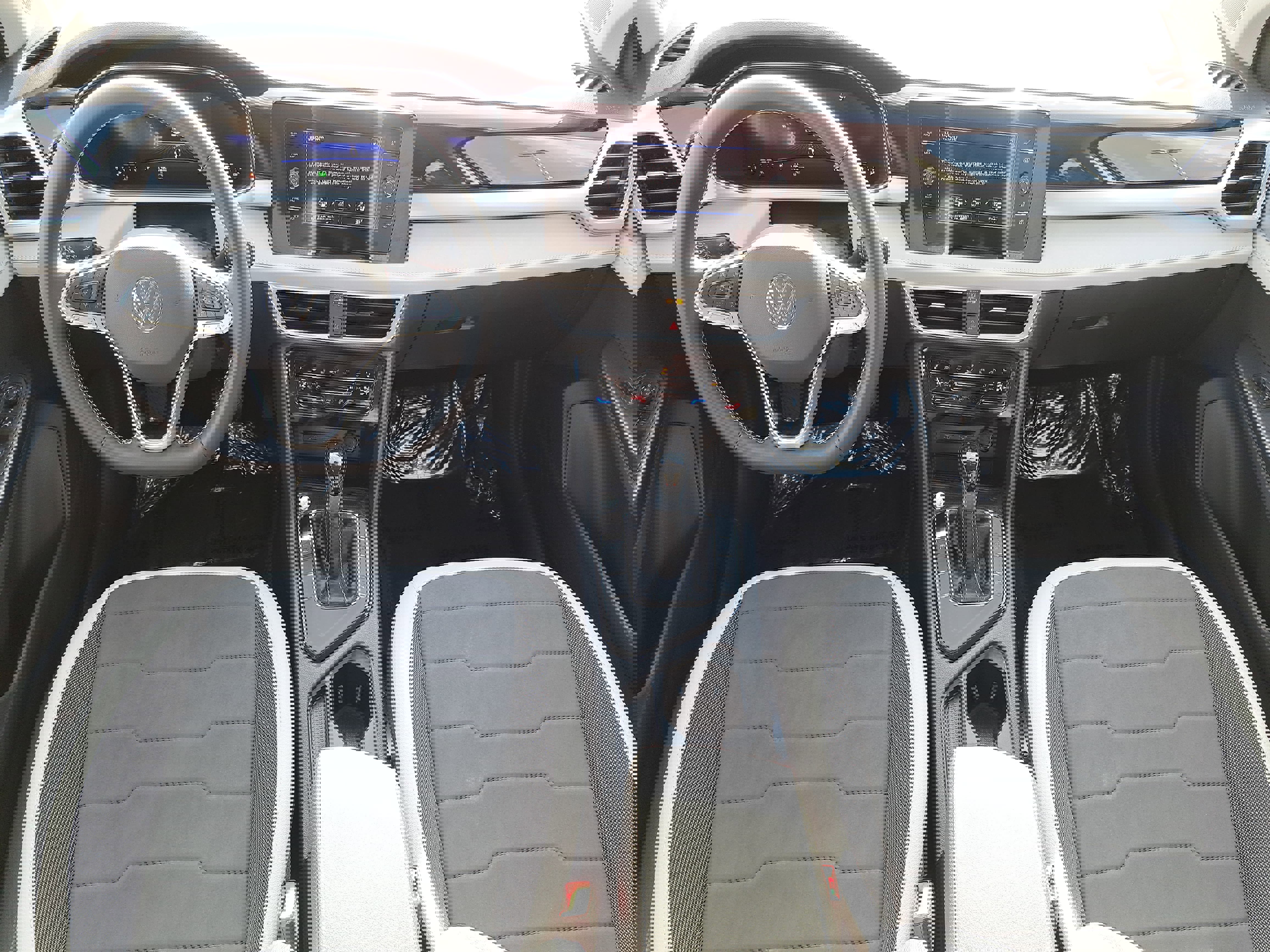 Used 2025 Volkswagen Taos SE w/ Panoramic Sunroof Package image 9