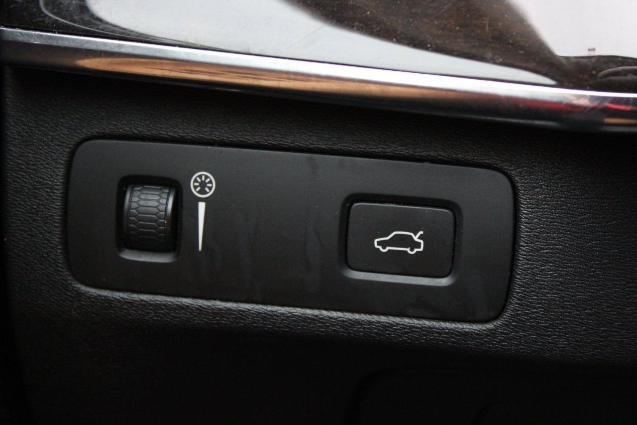 Used 2016 Volvo XC90 T6 Momentum w/ Momentum Plus Package image 23