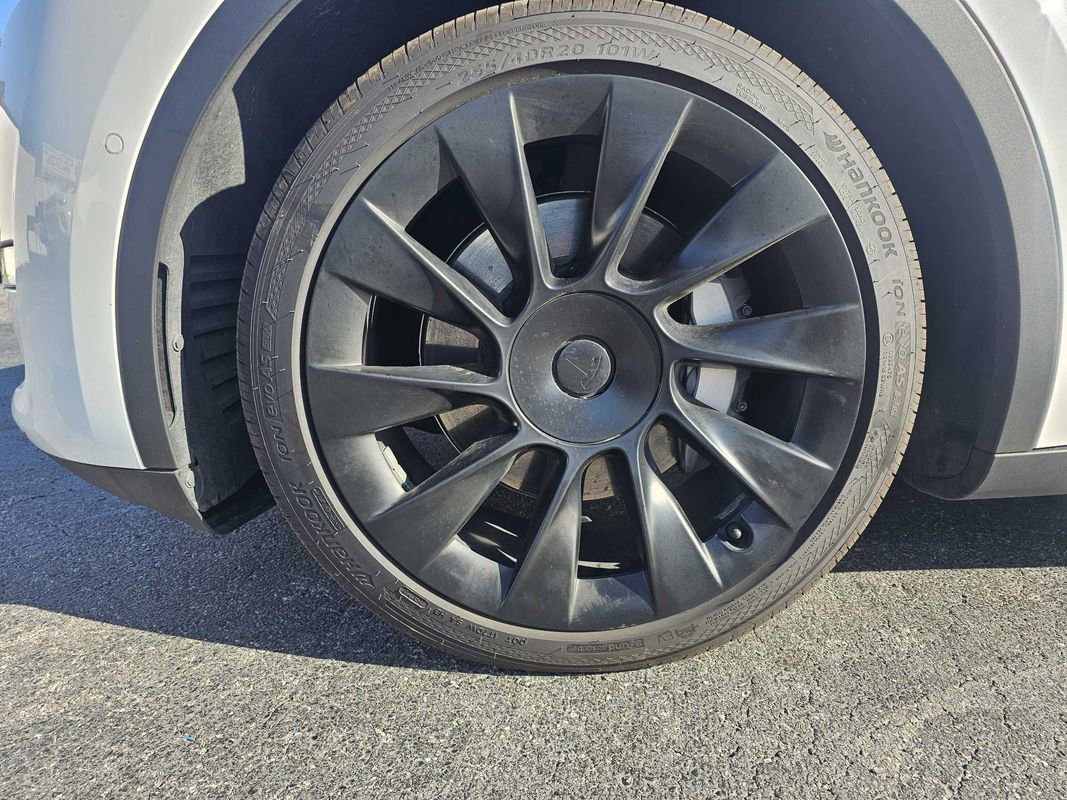 Used 2022 Tesla Model Y Long Range image 5