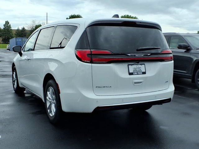 New 2027 Chrysler Pacifica Select AWD/4WD image 4