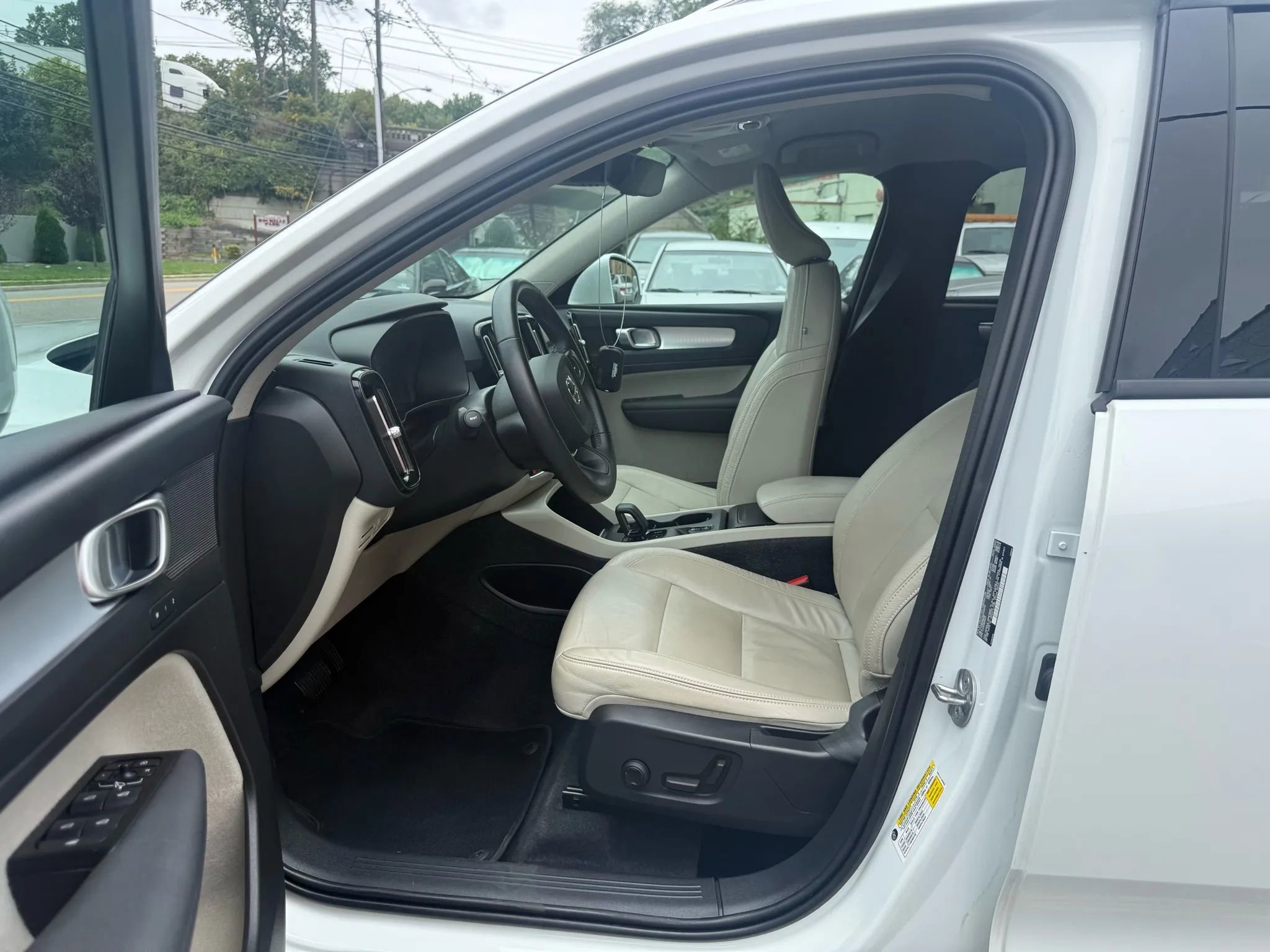 Used 2022 Volvo XC40 T5 Momentum image 23