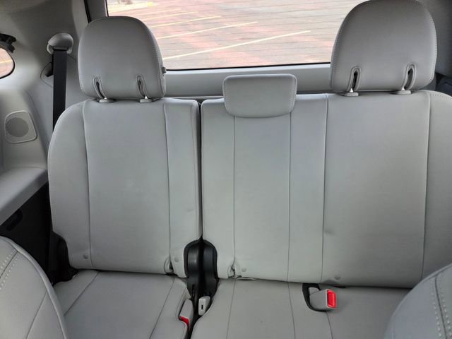Used 2019 Toyota Sienna Limited Premium image 60