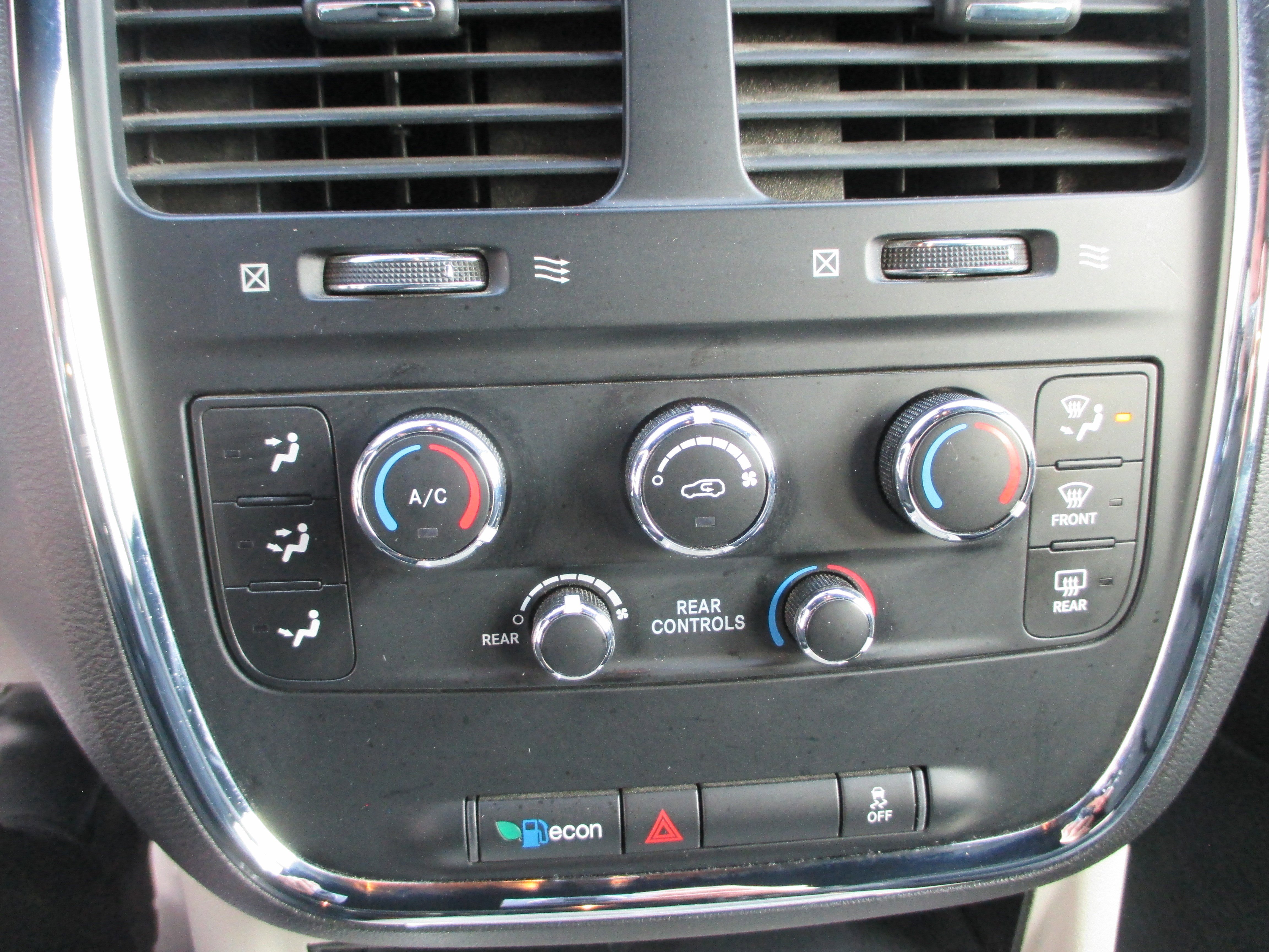 Used 2018 Dodge Grand Caravan SXT image 18