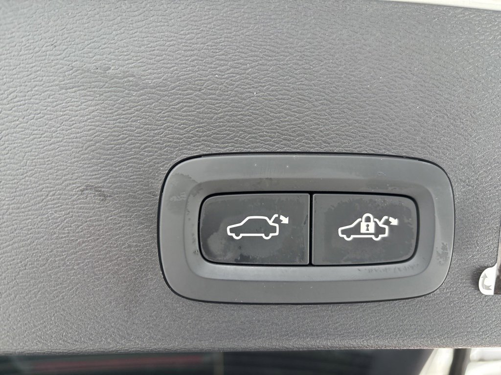 Used 2021 Volvo XC40 T5 Momentum w/ Premium Package image 42