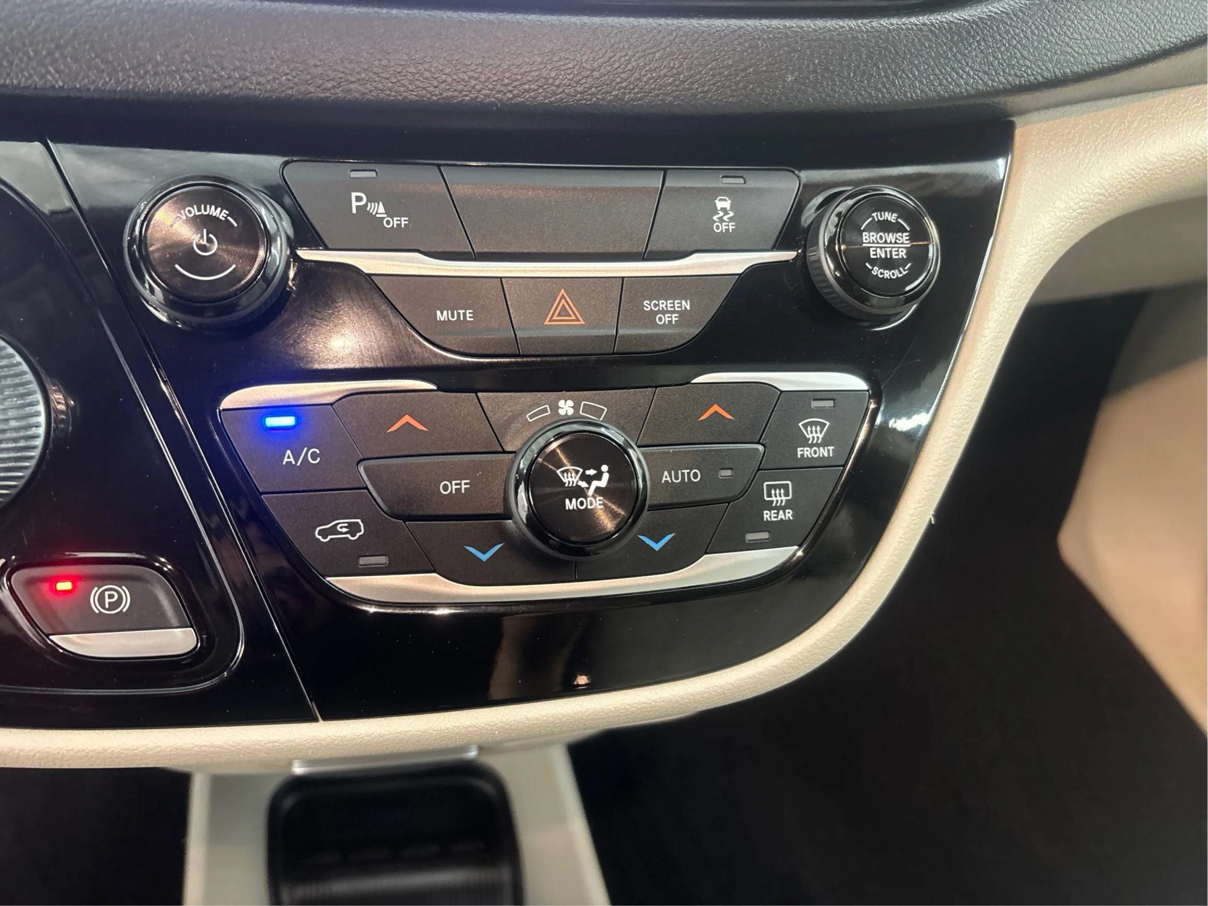 Used 2020 Chrysler Pacifica Touring-L FWD image 36