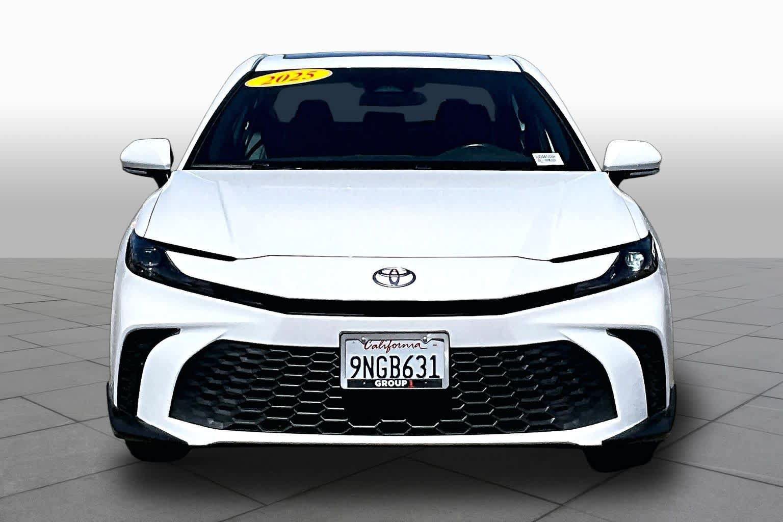 Used 2025 Toyota Camry SE FWD image 3