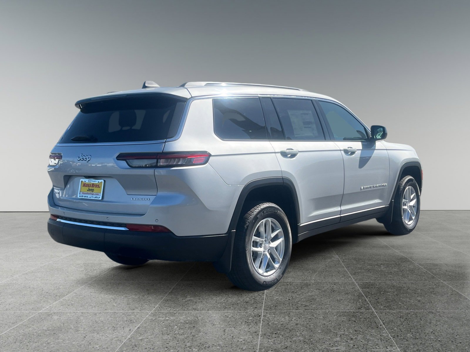 New 2026 Jeep Grand Cherokee L Laredo w/ MOPAR Finishing Package AWD/4WD image 5