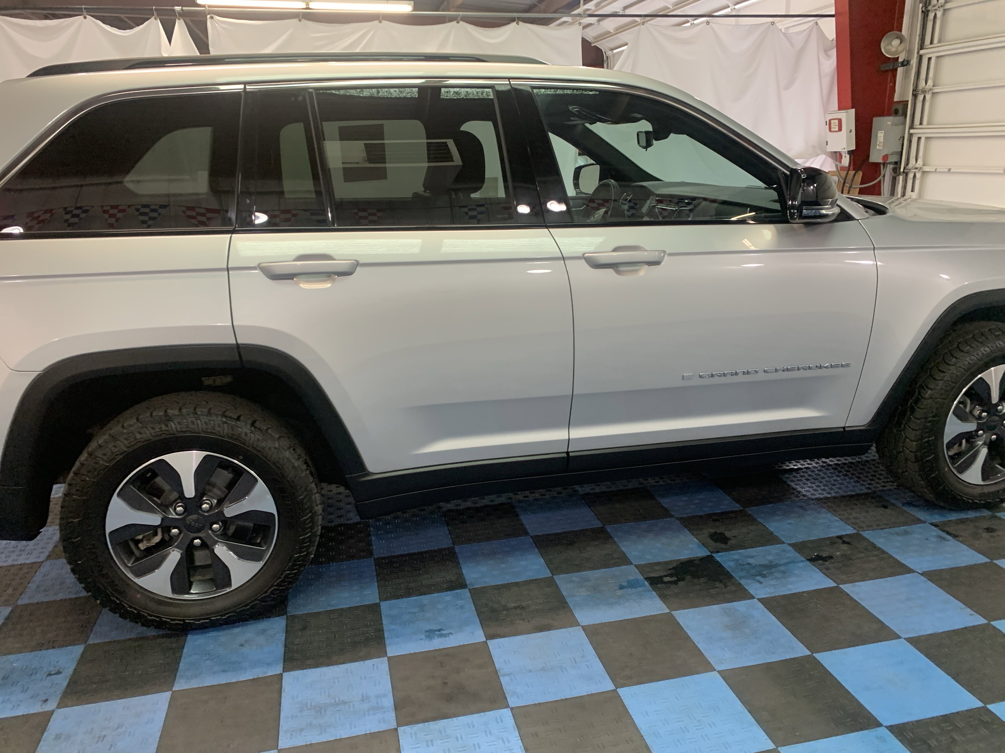 Used 2024 Jeep Grand Cherokee Limited 4xe image 7