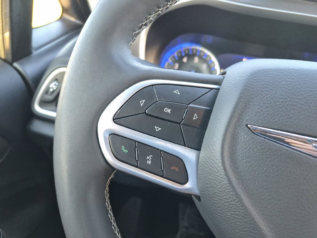 Used 2025 Chrysler Pacifica Select FWD image 19