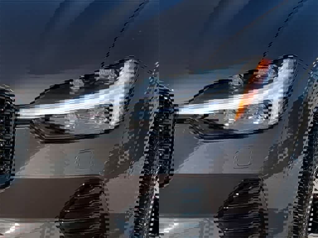 Used 2025 Volvo XC60 B5 Plus image 10