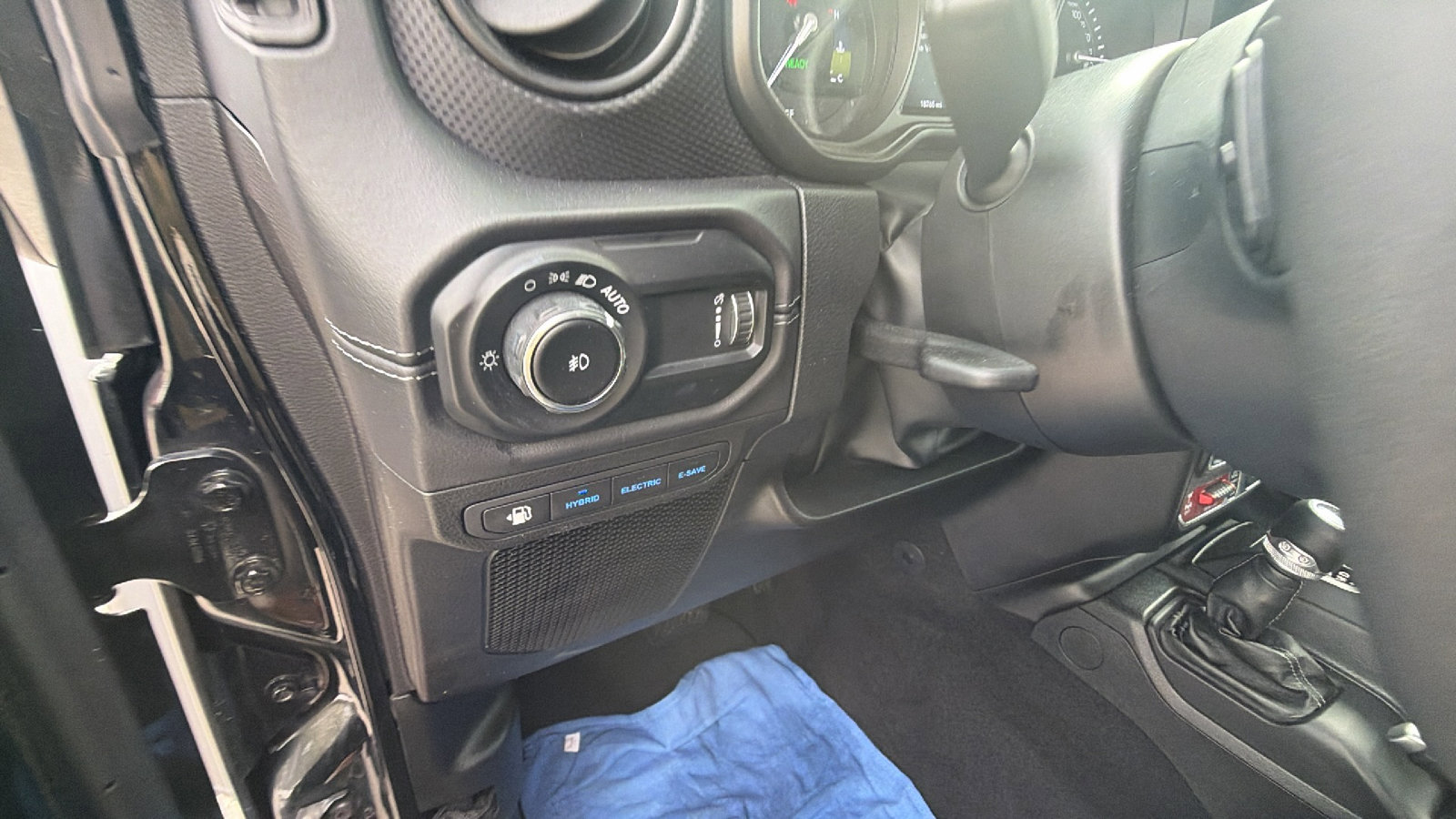 Used 2025 Jeep Wrangler Unlimited Rubicon 4xe w/ Safety Group AWD/4WD image 25