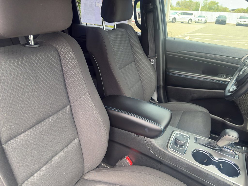 Used 2019 Jeep Grand Cherokee Laredo AWD/4WD image 23
