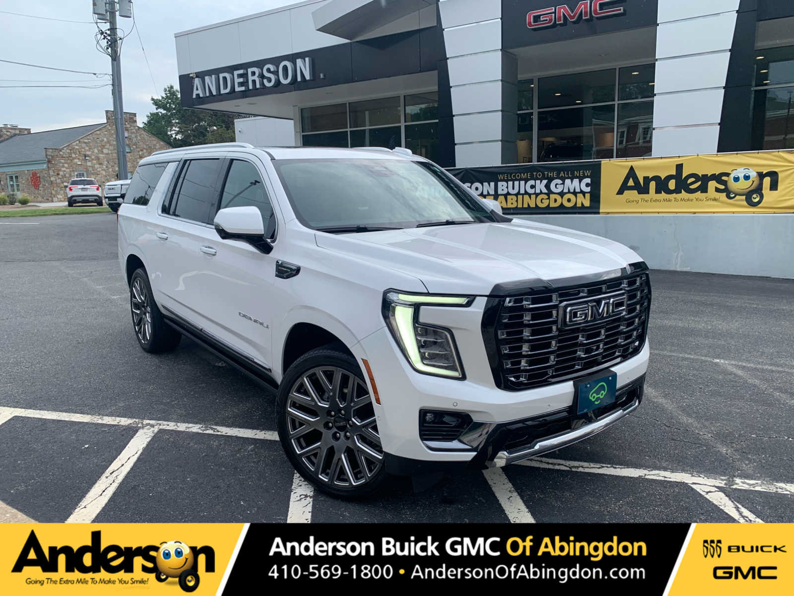 Used 2025 GMC Yukon XL Denali Ultimate AWD/4WD image 1
