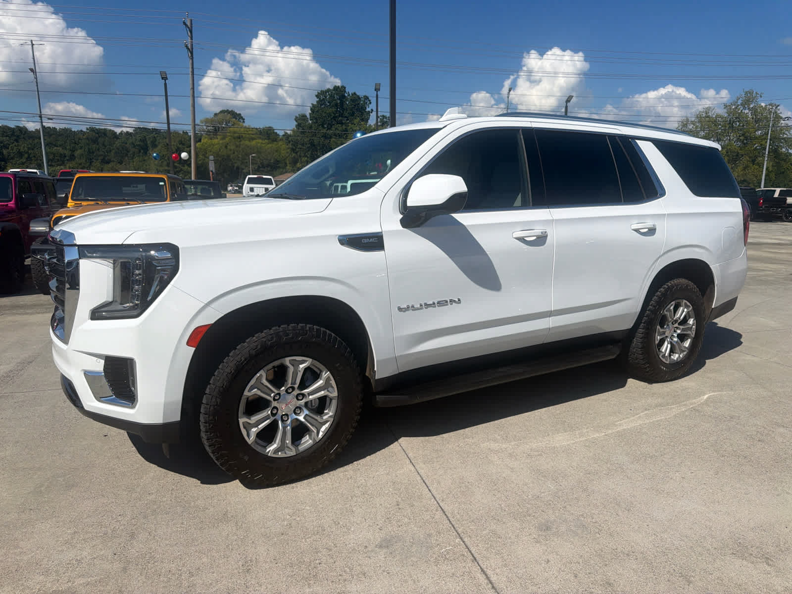 Used 2022 GMC Yukon SLE AWD/4WD image 2