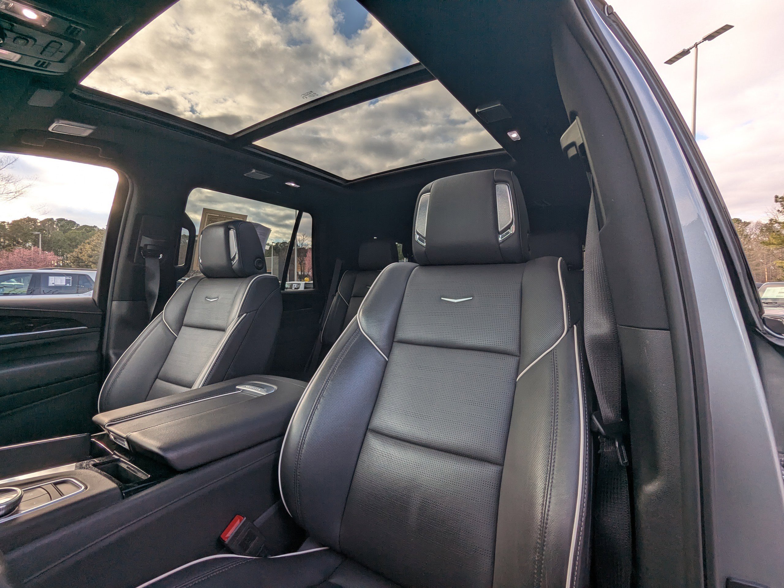 Used 2024 Cadillac Escalade Sport w/ LPO, ONYX Package image 9