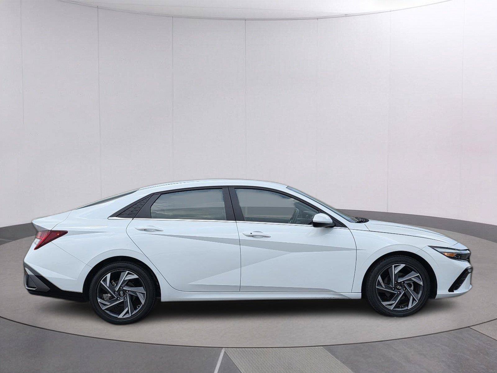 Used 2025 Hyundai Elantra SEL FWD image 4