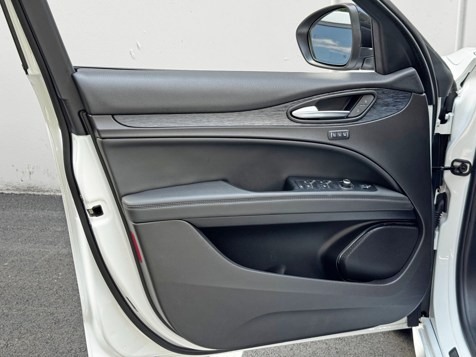 Used 2024 Alfa Romeo Stelvio Sprint image 42