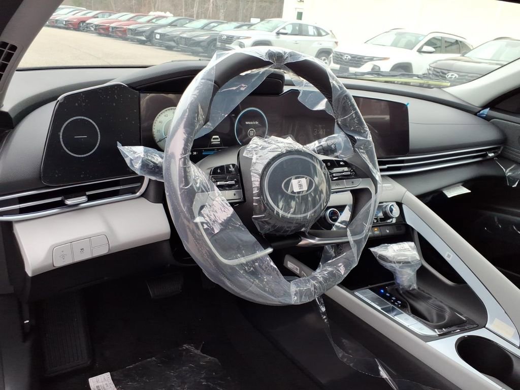 New 2025 Hyundai Elantra Limited image 13