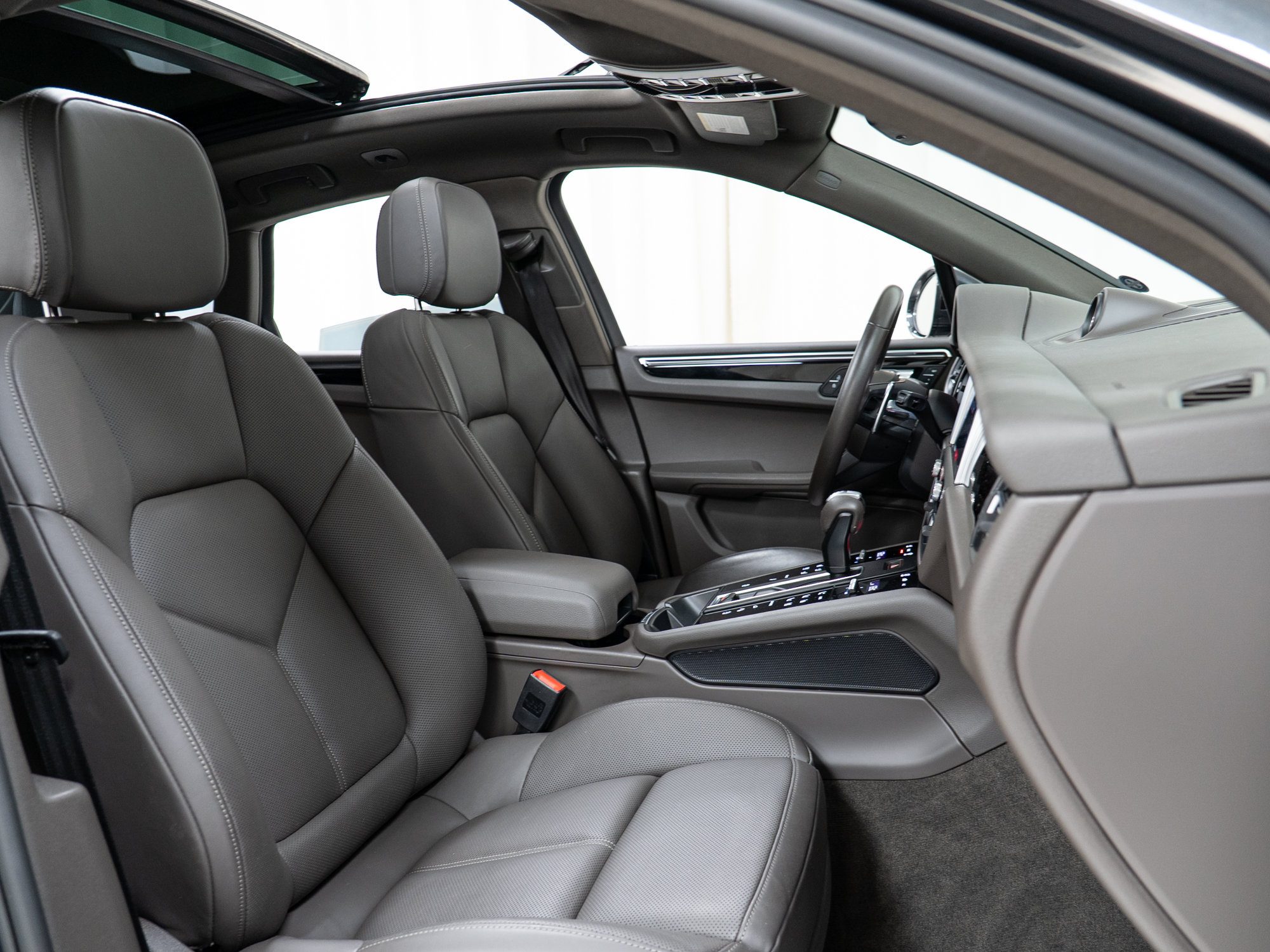 Certified 2022 Porsche Macan S AWD/4WD image 25