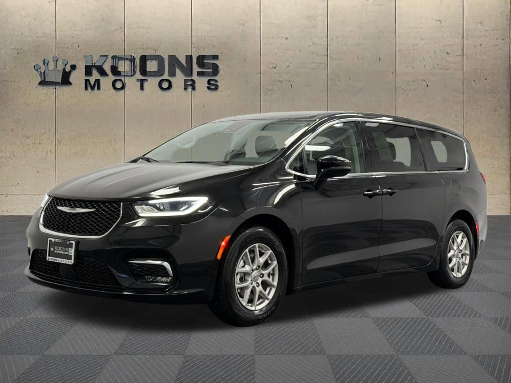 Used 2024 Chrysler Pacifica Touring-L image 1